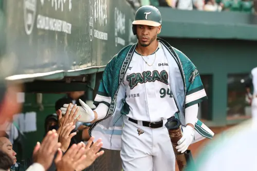 ▲3局下魔鷹在1出局後擊出右外野方向陽春全壘打，助雄鷹追近比分至2：3。（圖／台鋼雄鷹提供）