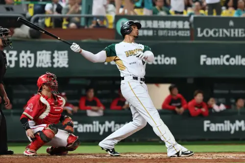 魔鷹本季打出中職打者史上最夢幻的開季表現,25支安打中就有14支為長打,長打率逼近8成,整體OPS+為突破天際的240。(圖/台鋼雄鷹提供) ▲魔鷹本季打出中職打者史上最夢幻的開季表現,25支安打中就有14支為長打,長打率逼近8成,整體OPS+為突破天際的240。(圖/台鋼雄鷹提供)