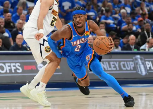 今(23)日西區決賽第2戰中,雷霆一哥「SGA」Shai Gilgeous-Alexander獲得15次罰球機會,場上哨音頻繁,引起關注。前NBA球星Andre Iguodala也在比賽期間發文暗諷:「分區決賽的MVP可以頒給裁判嗎?」話中有話,疑似針對判罰尺度表達不滿。(圖/美聯社/達志影像) ▲今(23)日西區決賽第2戰中,雷霆一哥「SGA」Shai Gilgeous-Alexander獲得15次罰球機會,場上哨音頻繁,引起關注。前NBA球星Andre Iguodala也在比賽期間發文暗諷:「分區決賽的MVP可以頒給裁判嗎?」話中有話,疑似針對判罰尺度表達不滿。(圖/美聯社/達志影像)