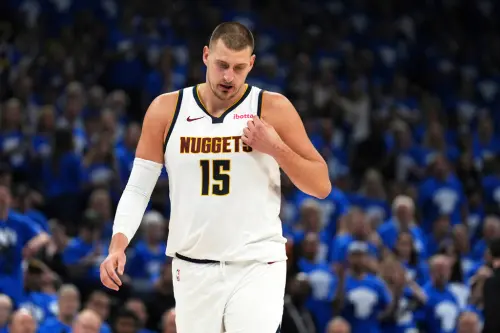 Nikola Jokic今日出賽超過36分鐘,全場9投5中攻下20分、9籃板與7助攻,無奈金塊仍以32分差遭雷霆淘汰。賽後根據《StatMuse》統計,Jokic於得分、籃板、助攻、抄截、阻攻、雙十、大三元與進球數等8項數據,全部位列今年季後賽所有球員第一。(圖/美聯社/達志影像) ▲Nikola Jokic今日出賽超過36分鐘,全場9投5中攻下20分、9籃板與7助攻,無奈金塊仍以32分差遭雷霆淘汰。賽後根據《StatMuse》統計,Jokic於得分、籃板、助攻、抄截、阻攻、雙十、大三元與進球數等8項數據,全部位列今年季後賽所有球員第一。(圖/美聯社/達志影像)