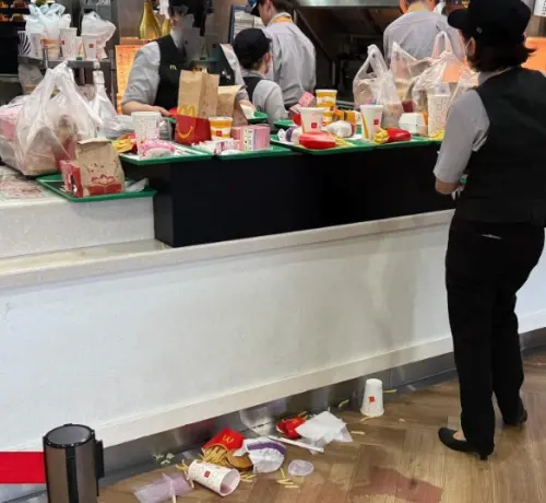 ▲日本麥當勞爆發吉伊卡哇之亂,有黃牛以及代購業者買完兒童餐只拿走玩具,餐點放在櫃台不領,甚至有漢堡薯條都掉在地上。(圖/IG@fumiyasu.kawashima) ▲日本麥當勞爆發吉伊卡哇之亂,有黃牛以及代購業者買完兒童餐只拿走玩具,餐點放在櫃台不領,甚至有漢堡薯條都掉在地上。(圖/IG@fumiyasu.kawashima)