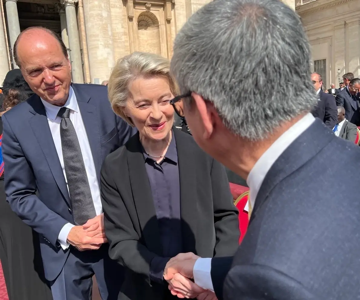 ▲總統特使陳建仁前副總統出席新任教宗良十四世就職典禮，與歐盟執委會主席馮德萊恩（Ursula von der Leyen）握手致意。（圖／外交部提供，2025.05.18）