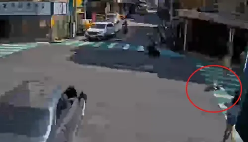 ▲一名女童過馬路時突遭1名陌生女子自後方撞倒，造成右膝受傷。（圖／警方提供）