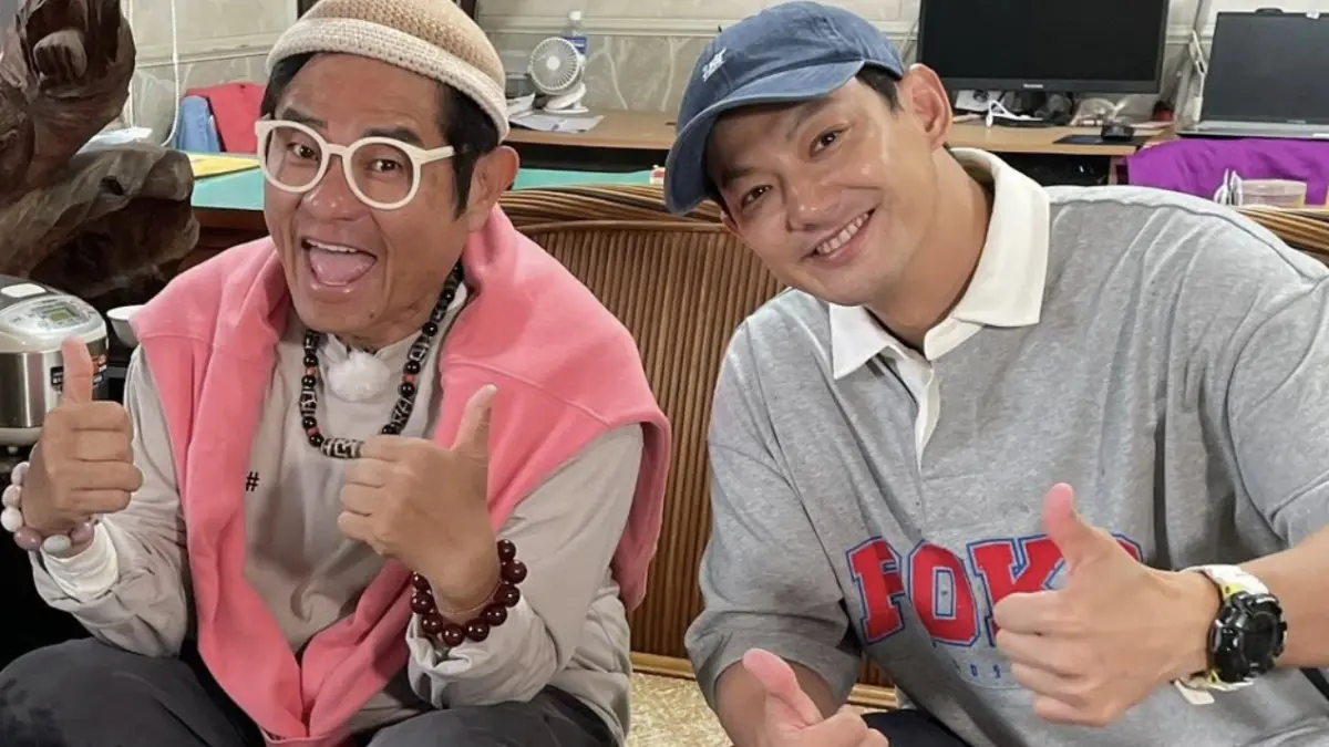 ▲39歲藝人威廉（廖亦崟；右）近日深陷閃兵風波，與許效舜（左）主持的節目《效廉出發吧》昨（18）日晚間照常播出，許效舜也大方在社群曬出2人合影聲援他，「威廉私底下是很有禮且尊敬舜哥的，希望大家不要誤解了！」（圖／翻攝自許效舜臉書）