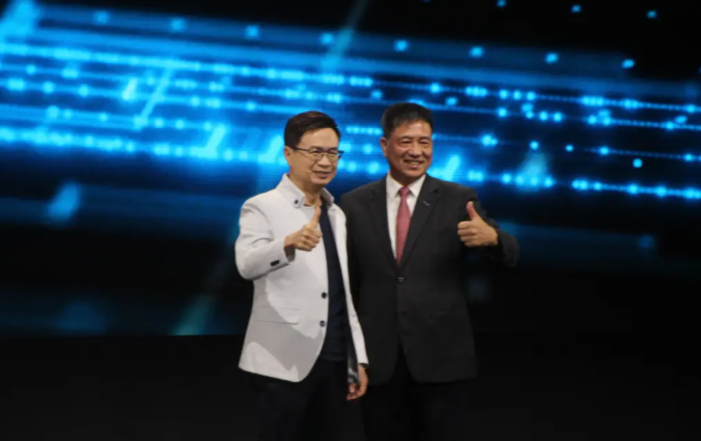 ▲黃志芳（圖左）今（19）日舉行COMPUTEX全球記者會，揭露今年以「AI Next」為主軸，聚焦「智慧運算與機器人」、「次世代科技」、「未來移動」三大主題，緊扣全球AI技術革新與產業轉型趨勢。（圖／記者鍾泓良攝影）