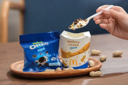 ▲「OREO花生冰炫風」 6月4日起限量販售，免費送OREO迷你巧克力夾心餅乾。（圖／業者提供）