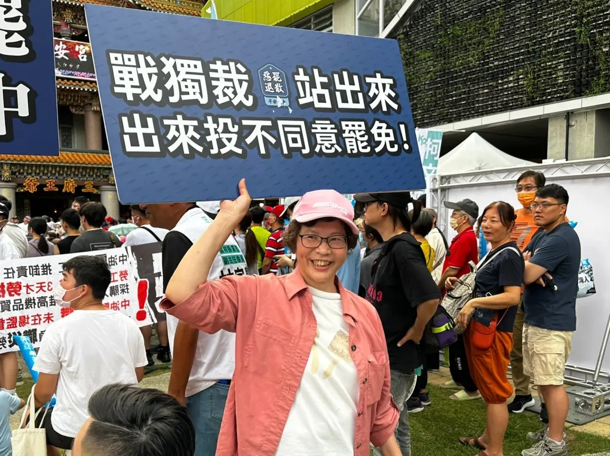 ▲民眾黨「518退貨ㄌㄨㄚˋ」昨在台中舉辦，蔡壁如雖到場，但僅站在人群後方舉牌。（圖／江和樹提供，2025.05.19）