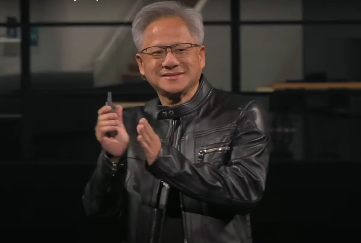 ▲有外媒披露，輝達執行長黃仁勳再度出售輝達持股，套現約3640萬美元，其淨資產甚至趕上股神巴菲特。（圖／截至NVIDIA YouTube）