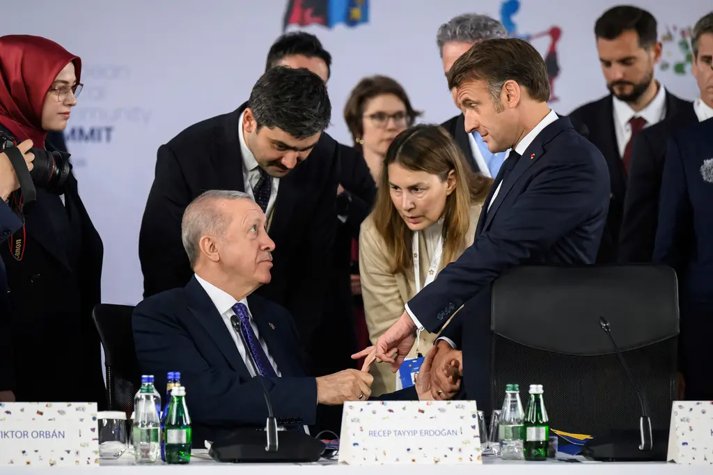 ▲法國總統馬克宏（Emmanuel Macron）和土耳其總統艾爾段（Tayyip Erdogan）近日一次不尋常的互動引發熱議，兩人握手後艾爾段緊抓馬克宏中指不放，過程長達10秒，兩人還四目相對無言相望，場面十分詭異。（圖／美聯社／達志影像）