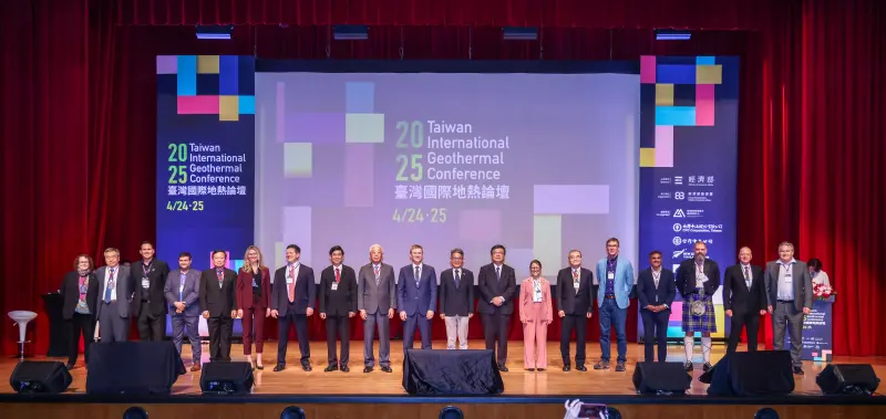 ▲邀請本次與會貴賓們上台進行大合照，正式為2025臺灣國際地熱揭開序幕。（圖／經濟部提供）