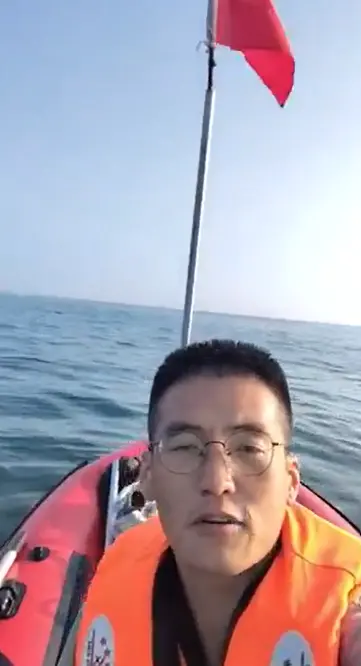 自稱「山東凱哥」的中國籍男子18日公開2段影片,聲稱抵達桃園海岸並插五星旗,海巡署證實影片未造假,不過使否為偷渡自拍還是在地協力拍攝,仍有待調查釐清。(圖/翻攝網路) ▲自稱「山東凱哥」的中國籍男子18日公開2段影片,聲稱抵達桃園海岸並插五星旗,海巡署證實影片未造假,不過使否為偷渡自拍還是在地協力拍攝,仍有待調查釐清。(圖/翻攝網路)
