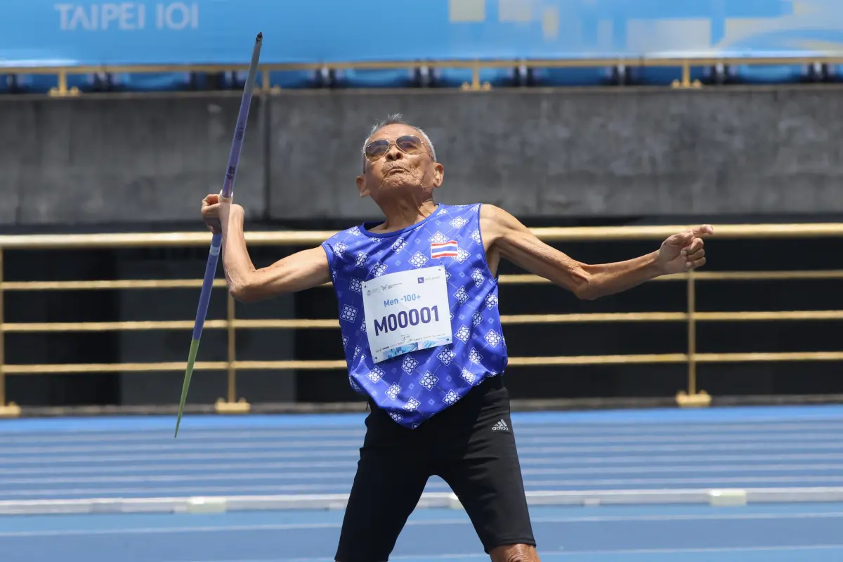 ▲本屆最年長參賽者為來自泰國的105歲人瑞薩旺（Sawang Janpram），他在男子100歲以上組標槍與短跑100公尺奪下金牌，105歲參加世壯運還奪雙金到底有多狂？從他出生年份1919年發生的許多世界級歷史事件就證明一切。（圖／2025雙北世壯運提供）