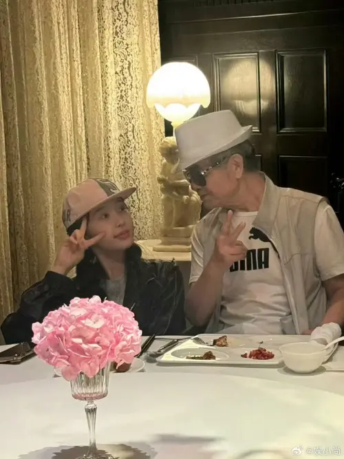 ▲虞書欣過去曾公開與爺爺的合照。（圖／翻攝自微博）