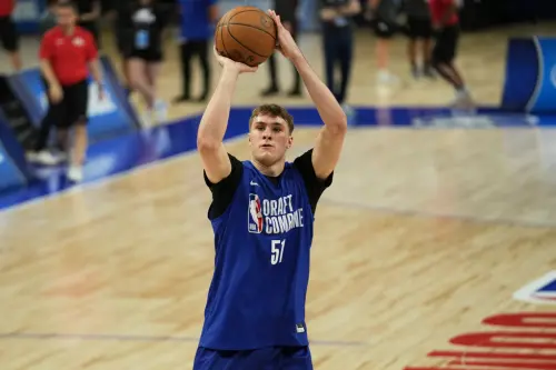 NBA達拉斯獨行俠今年以1.8%機率抽中狀元籤,將會選進Cooper Flagg,但外界也討論獨行俠是否用動用這張狀元籤去發動交易,但根據知名記者Marc Stein消息指出,獨行俠並不會利用狀元籤發動交易。(圖/美聯社/達志影像) ▲NBA達拉斯獨行俠今年以1.8%機率抽中狀元籤,將會選進Cooper Flagg,但外界也討論獨行俠是否用動用這張狀元籤去發動交易,但根據知名記者Marc Stein消息指出,獨行俠並不會利用狀元籤發動交易。(圖/美聯社/達志影像)