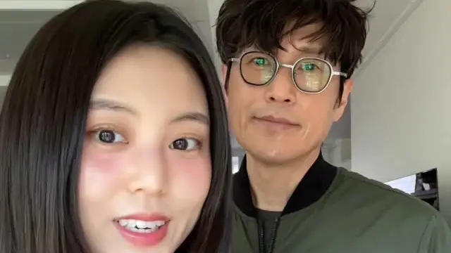 ▲韓國網紅漢娜（左）近日在IG曬出62歲爸爸（右）照片，讓不少粉絲驚呼：「完全沒有老態！」而漢娜也透露爸爸的健康菜單，表示爸爸從2年前罹癌後，就嚴格控管飲食。（圖／翻攝自漢娜IG）