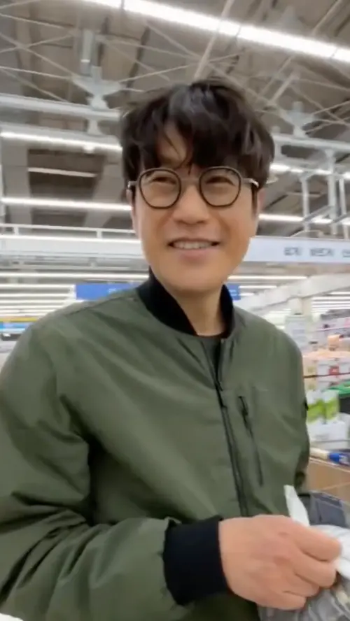 ▲韓國網紅漢娜在IG曬出62歲爸爸的照片，讓不少人驚呼：「完全無老態！」（圖／翻攝自漢娜IG）