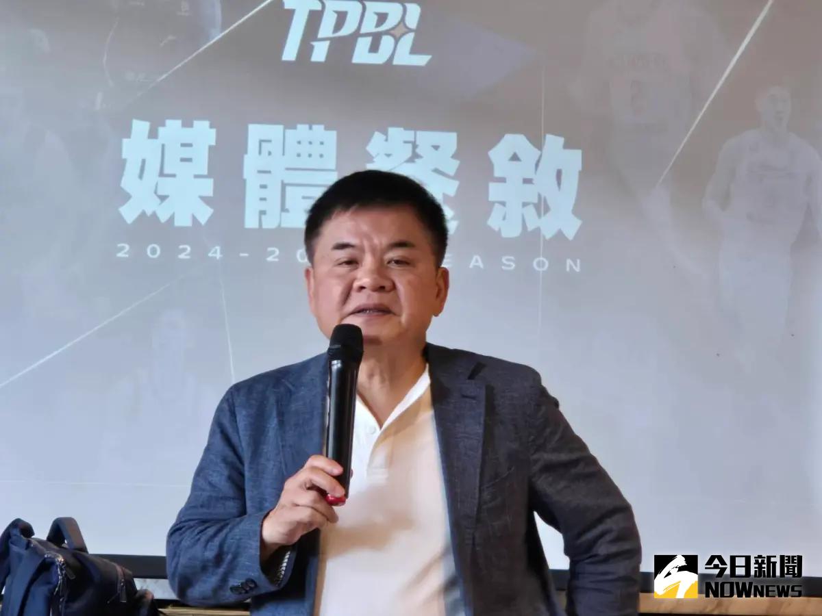 ▲TPBL台灣職業籃球大聯盟和P.LEAGUE+兩台灣職籃今夏到底是否有機會合併呢？對此今（19）日TPBL會長莊瑞雄和秘書長齊文駿在受訪時表示，雙方管道都是暢通的，雙方多溝通，前者更表示兩聯盟要合併需要一個「月下老人」，來促成這一段好事。（圖／記者黃建霖攝）