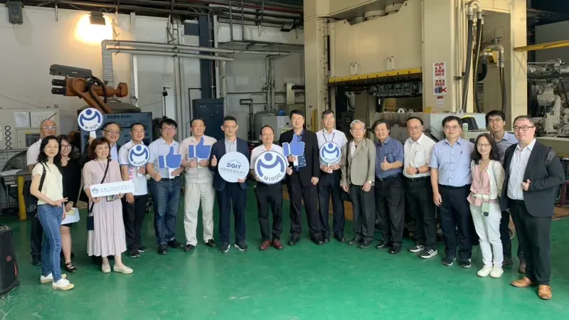 ▲經濟部產業技術司司長郭肇中及業者參觀金屬中心AI試製線。（圖／金屬中心提供）