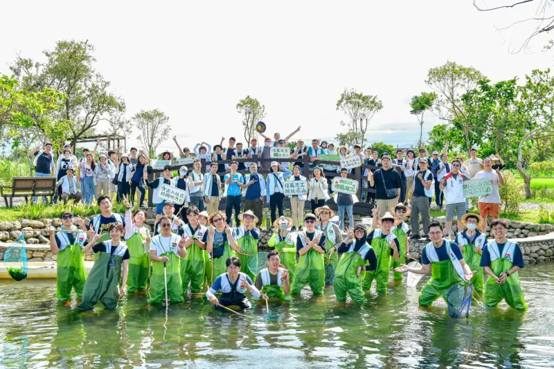 ▲信義房屋日前攜近80位信義志工到「水の故鄉」宜蘭縣員山鄉蓁巷社區，協助社區發展協會為第一屆「湧泉嘉年華」整理場域。（圖／信義房屋提供）