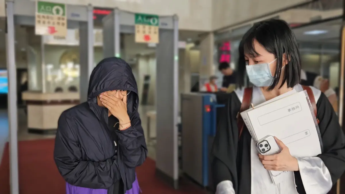 ▲前大有巴士謝姓女司機（左）出庭認罪，但對於死者家屬希望2千萬元和解，仍在等待大有巴士協調結果。（圖／記者劉松霖攝）