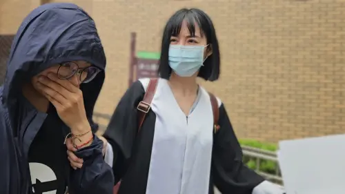 ▲謝姓女子（左）等車禍覆議釐清肇責比例後，會與死者家屬談調解。死者先生開出2千萬，大有巴士能負擔的和解金是1千萬。（圖／記者劉松霖攝）