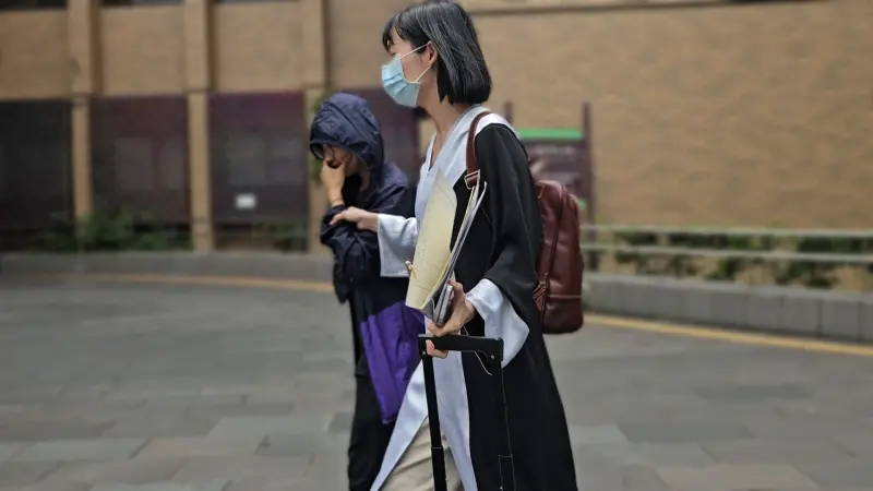 ▲謝姓女子目測身高頂多150公分，在律師身旁矮了半顆頭。從前對於大客車駕駛規定身高160公分以上，不過現在已解禁，客運業只認有無職業駕照。（圖／記者劉松霖攝）