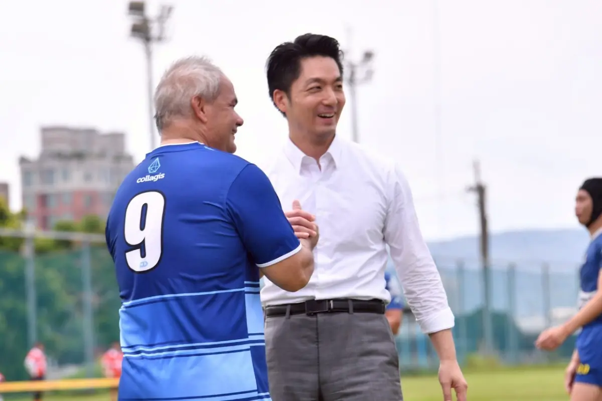 ▲台北市長蔣萬安今（21日）在雙北世壯運壁球項目首度亮相，儘管他坦言賽前僅練習兩次，但仍展現驚人運動天賦，以直落三擊敗對手梁育實，順利拿下首勝。（圖：台北市政府提供，2025.05.19）