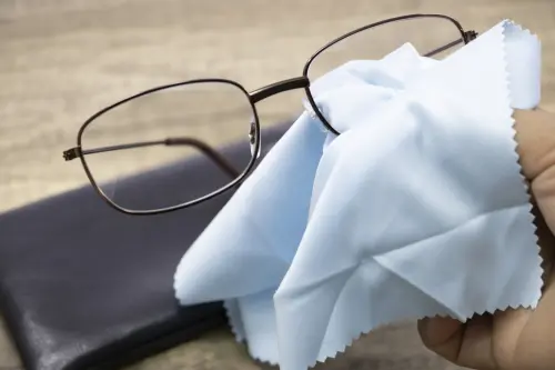 ▲擦眼鏡 眼鏡布（圖／取自photoAC）