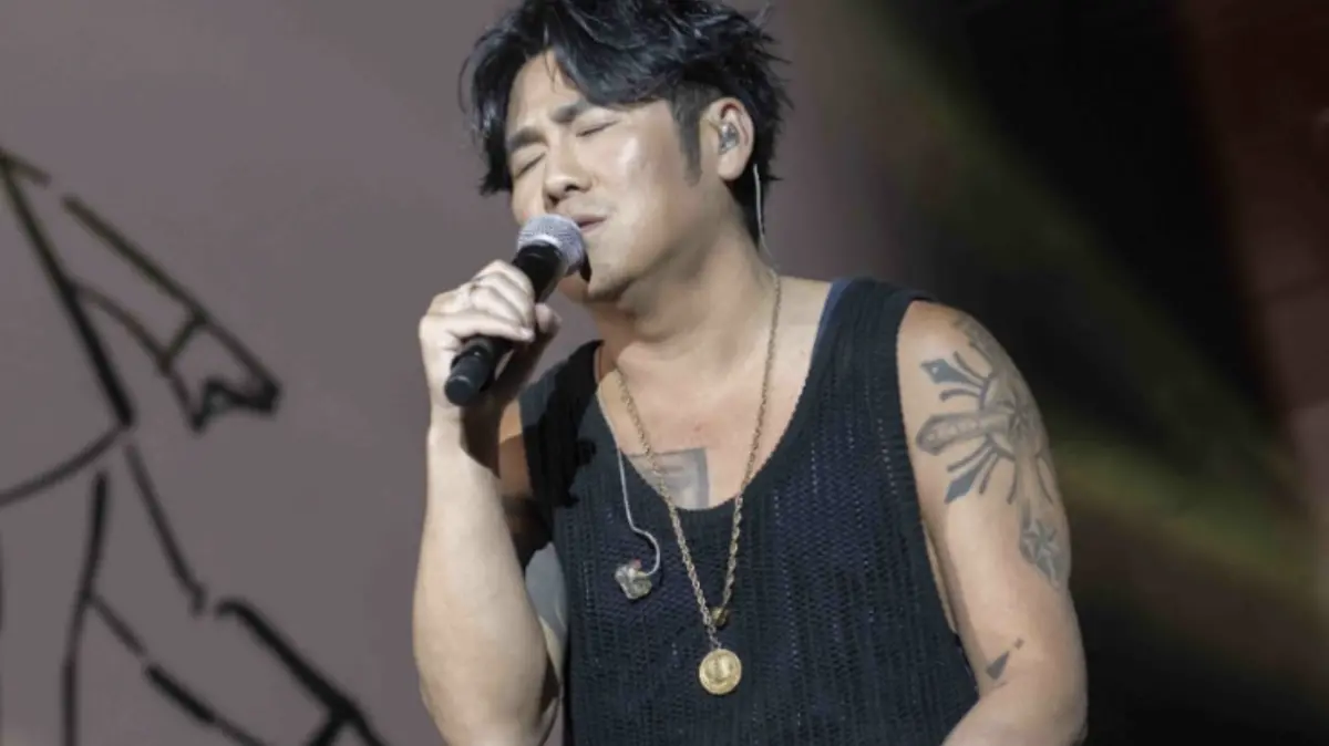 ▲曹格（如圖）本月17日於澳門舉辦《CRAZY FOR LIVE》巡迴演唱會，台上與粉絲重現〈兩支戀人〉MV求婚橋段，此外，再加碼曝光今年一定會有全新作品，「一定會有新歌，也有一些演出的計畫，請大家拭目以待！」（圖／滾石唱片提供）