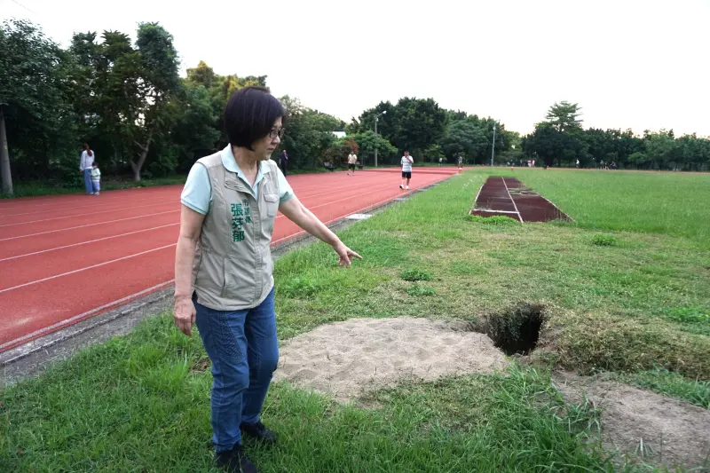 ▲霧峰區綜合運動場跳遠沙池竟出現野狗挖出的「地道」(圖／張芬郁提供2025.5.19)