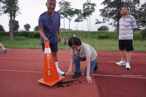 霧峰運動場野狗築巢、跑道破損 民眾批市府忽視 ▲霧峰區綜合運動場近來跑道裂痕不斷(圖/張芬郁提供2025.5.19)