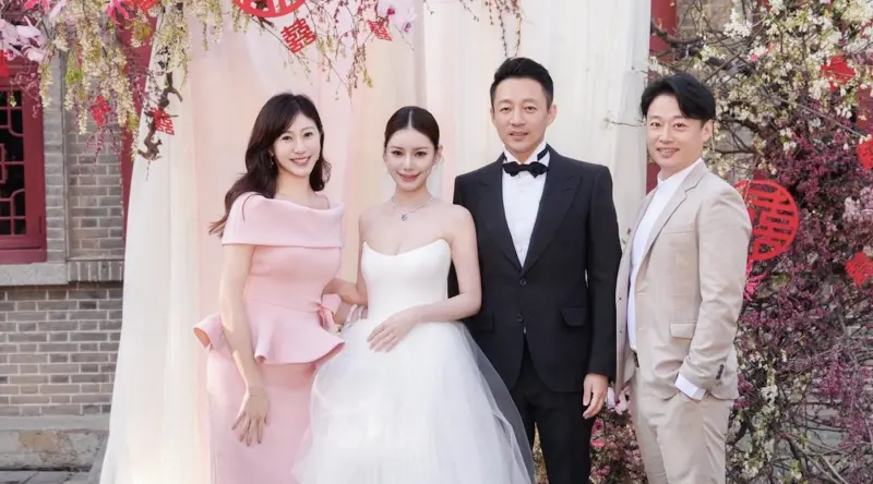 ▲藝人汪小菲（右二）與現任妻子Mandy（左二）於17日在北京補辦婚禮，曾出演八點檔《天道》的許蓁蓁（最左）也受邀參加，她與Mandy是多年閨密，對此許蓁蓁也發文祝賀新人，並表示「心疼妳承受那麼多」。（圖／許蓁蓁臉書）