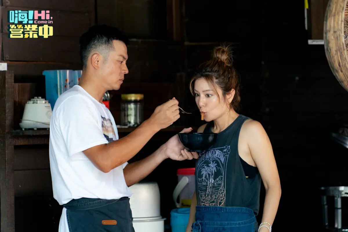 ▲《嗨！營業中》第5季持續熱播中，如今再搶攻YouTube市場，由姚元浩（左）及莎莎（右）主持子網路單元《嗨！HOW cooking》，過程中，莎莎炮火全開吐槽姚元浩：「你以前的節目都被停掉了，我們只好再幫你開一個新的啊！」現場笑聲不斷。（圖／好看娛樂提供）