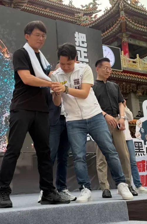 黃國昌酸「選輸翻桌」 江肇國反嗆:三傻小弟自己添加罷免柴火 ▲藍委羅廷瑋感動白營力挺,昨天在宣講台上淚倒黃國昌懷裡。(圖/記者顏幸如攝,2025.05.19)