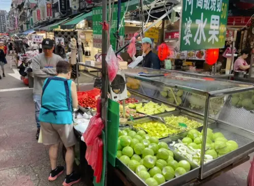▲通化夜市阿婆水果攤販售水果新鮮又好吃,價格透明也成為吸客的一大關鍵,是輝達執行長黃仁勳的愛店。(圖/記者張嘉哲攝) ▲通化夜市阿婆水果攤販售水果新鮮又好吃,價格透明也成為吸客的一大關鍵,是輝達執行長黃仁勳的愛店。(圖/記者張嘉哲攝)