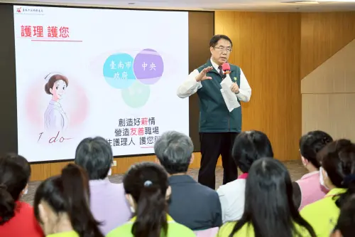 ▲市長黃偉哲表示，市府將持續改善護理職場條件，並提升社會對護理人員尊重，以吸引更多專業護理人力投入或重返職場。(圖／南市府衛生局提供)