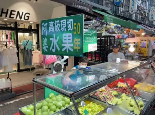 ▲通化夜市阿婆水果攤得知黃仁勳回台,被詢問是否有話想跟黃仁勳說,笑著回應:「謝謝他帶財給我!」被一旁客人讚爆。(圖/記者張嘉哲攝) ▲通化夜市阿婆水果攤得知黃仁勳回台,被詢問是否有話想跟黃仁勳說,笑著回應:「謝謝他帶財給我!」被一旁客人讚爆。(圖/記者張嘉哲攝)