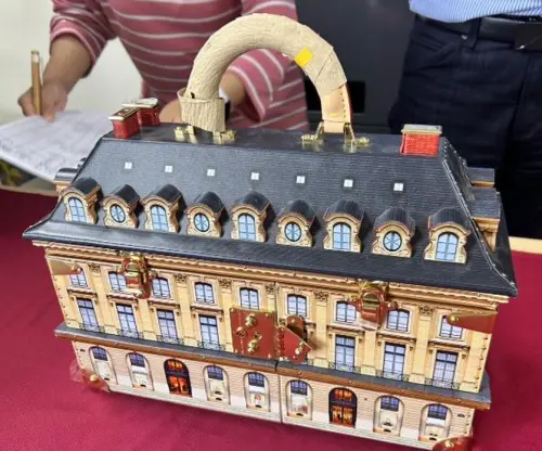 女騙子A走老董50億狂掃精品 DIOR兩千萬錶組明拍賣 ▲