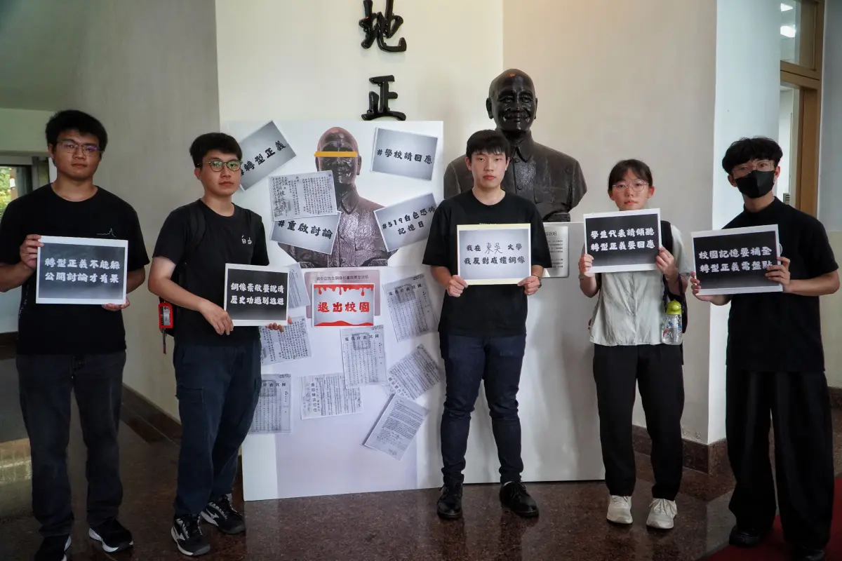 ▲轉型正義議題再起，圖為上月東吳學生發起校園「轉型正義」行動提四大訴求，白色恐怖記憶日貼上裁決書要求撤銅像。（圖／東吳島社提供）