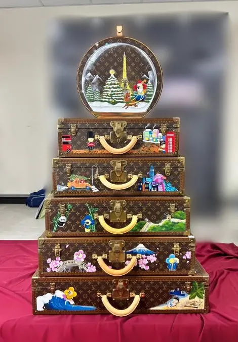▲行政執行署士林分署拍賣彩繪多國風格圖騰的LV硬箱塔。（圖／台北地檢署提供）
