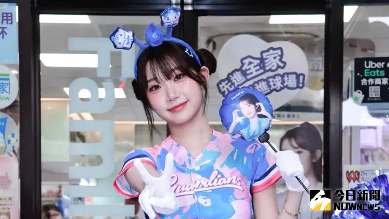 ▲李珠珢今（19）日獻出來台第一次，是她在爆出天價出席費後首度現身，現場李珠珢不僅參與剪綵，還到櫃檯親自結帳、與粉絲合照互動，展現超親民一面，而對於天價出席費風波，全家公關也向《NOWnews今日新聞》記者透露：「這是商業機密！」（圖／記者吳翊緁攝）