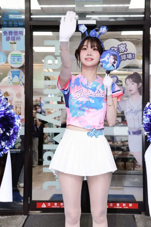 ▲李珠珢現身新莊全家「李珠珢限定店」開幕活動剪綵。（圖／記者吳翊緁攝）