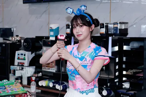 ▲李珠珢現身開幕活動，絲毫不受天價出席費風波影響。（圖／記者吳翊緁攝）