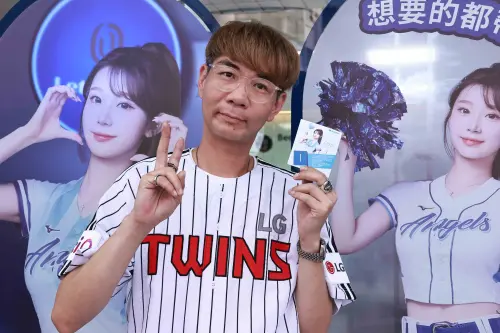 ▲拿到號碼牌一號的粉絲表示他凌晨4點就抵達現場排隊。（圖／記者吳翊緁攝）