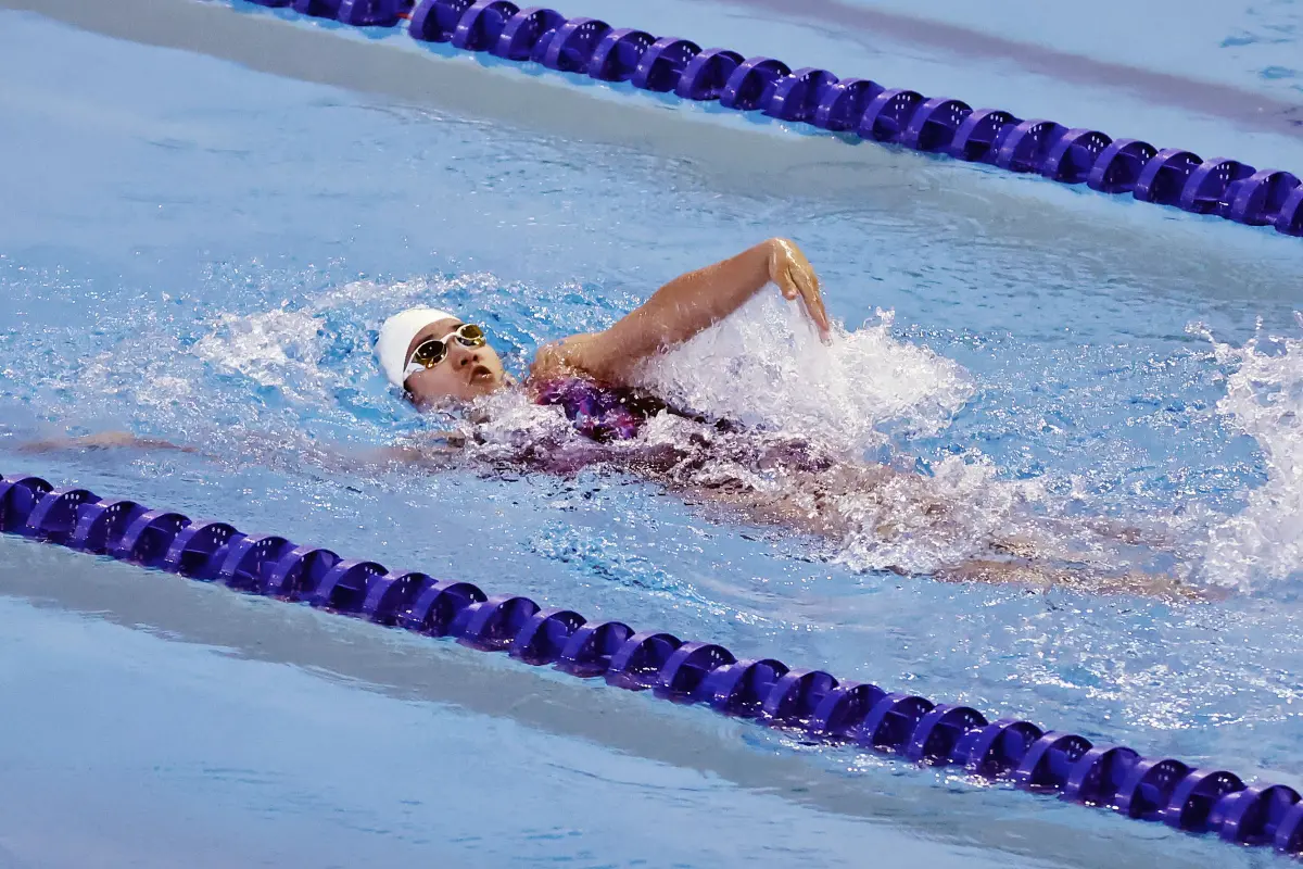▲曾在世界警消運動會締造鐵人三項六連霸的謝伯韶，於2025雙北世界壯年運動會重返泳池，在女子35歲組50公尺仰式以38秒63勇奪銀牌，睽違六年首戰即奪牌，（圖／世壯運執委會提供）