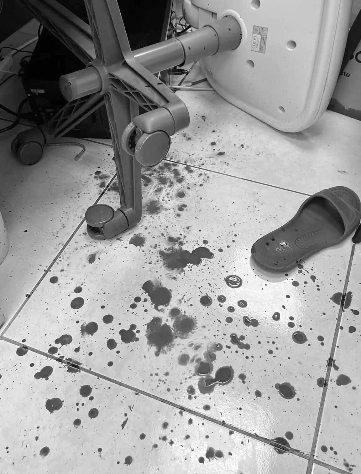 ▲一名20歲男子因不耐洗牙太痛，竟揮拳痛毆女醫師，現場血跡斑斑，畫面駭人。（圖／警方提供）