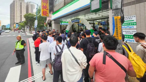 ▲李珠珢在台灣的首次公開一日店長活動，在星期一下午吸引超過100多名粉絲及球迷到現場，只為一睹女神風采。（圖／記者吳翊緁攝）