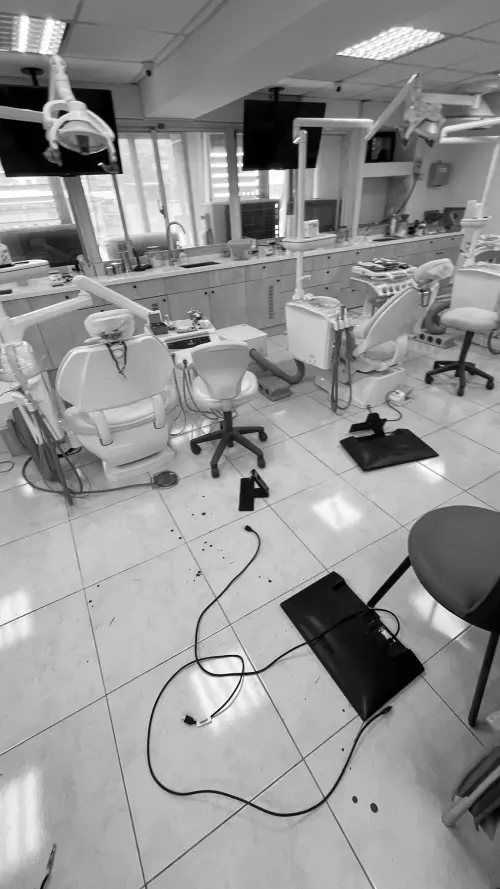 ▲一名20歲男子因不耐洗牙太痛，竟揮拳痛毆女醫師，現場血跡斑斑，畫面駭人。（圖／警方提供）