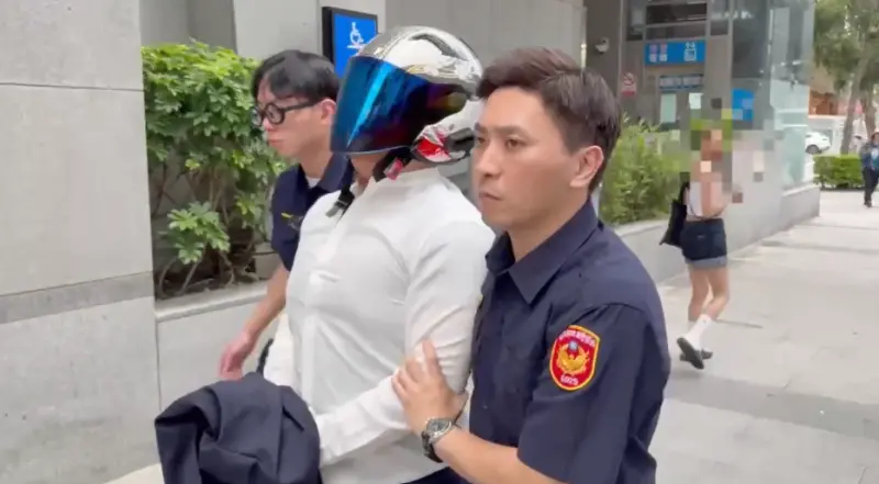 ▲周姓男子日前到台北松山區一間牙醫診所洗牙，竟稱太痛揮拳痛毆女醫師，事後爆發地球村欠債欠薪事件。（圖／警方提供）