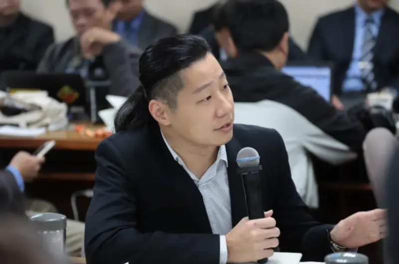 ▲總統府19日下午發布總統令，特任由閃靈樂團主唱、前立委林昶佐擔任駐芬蘭大使，引起外界熱議。（圖 / 翻攝林昶佐臉書）